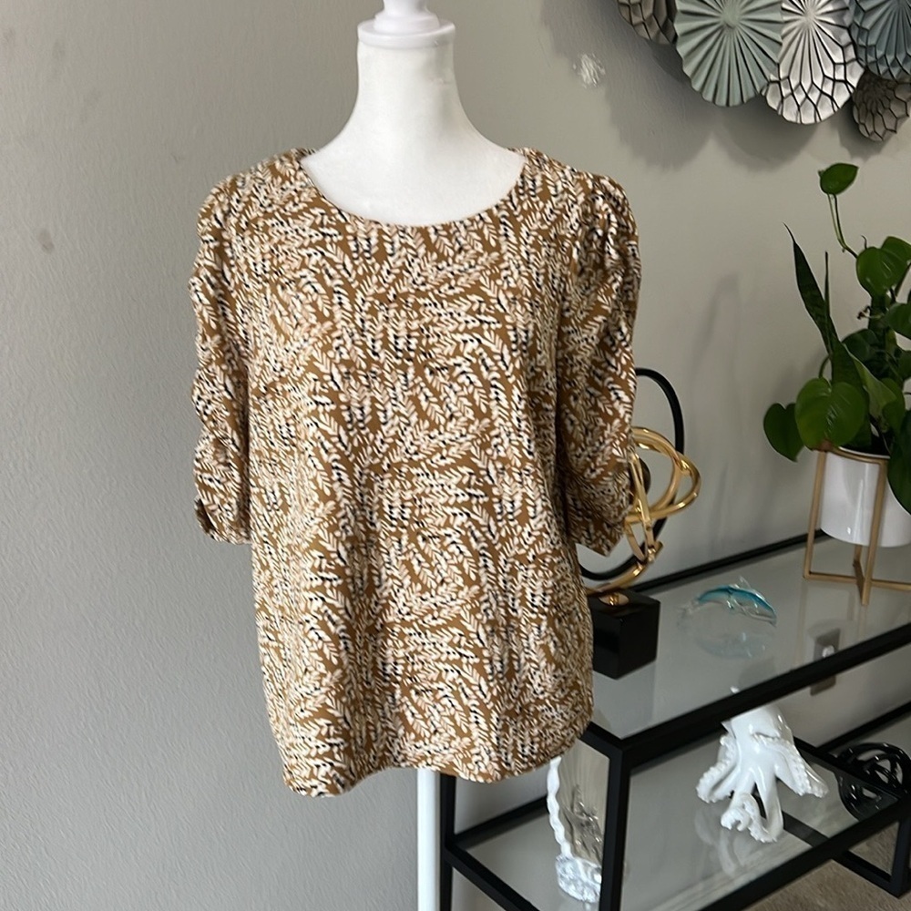 MELLODAY: NWOT Women’s brown round neckline blouse with white and black. Size M